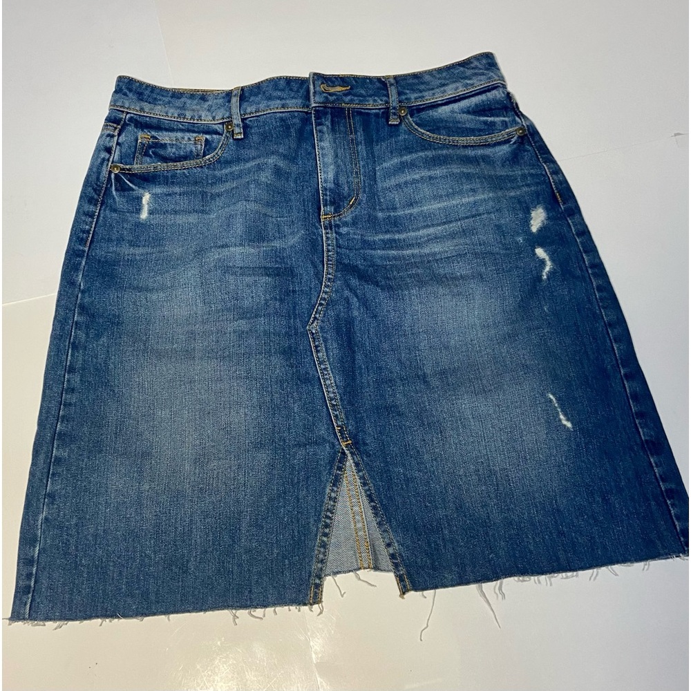 Women’s Loft denim skirt. Size 8. Length 20.5” top to bottom. 5’ front s…